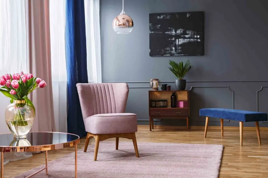 Pink armchair and blue details in a living room