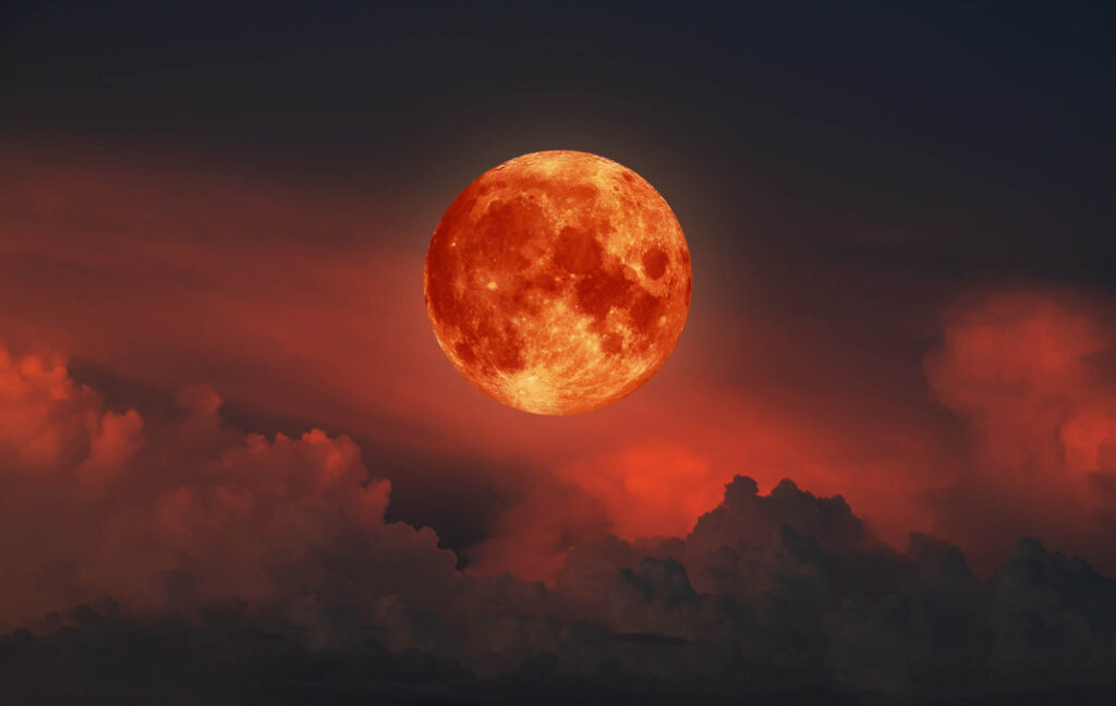 Blood Moon, Red sky and moon